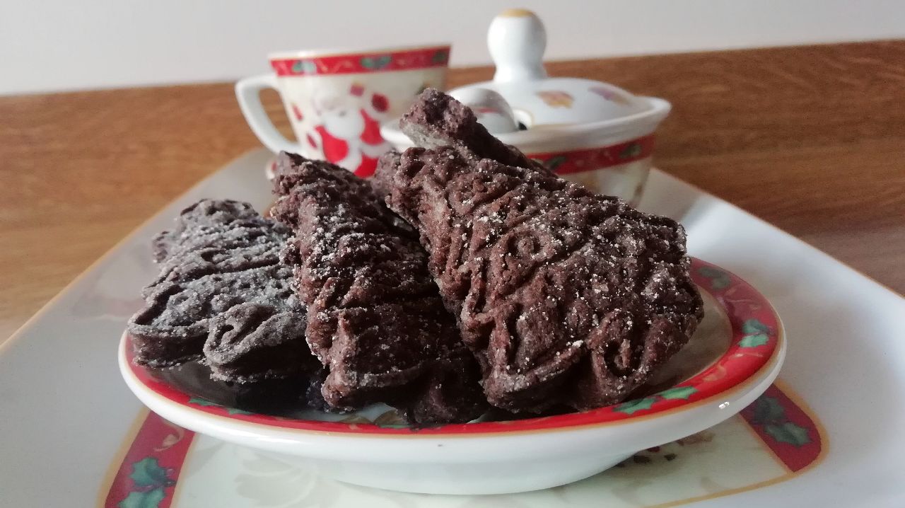 Dolci natalizi senza burro e senza lattosio: biscotti al cacao amaro con zucchero di canna!