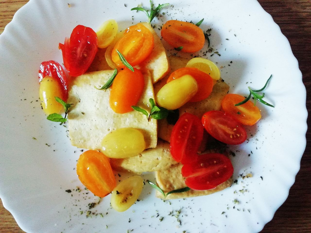 Secondi piatti vegetariani semplici e veloci: tofu al forno con pomodori datterini rosmarino e menta!