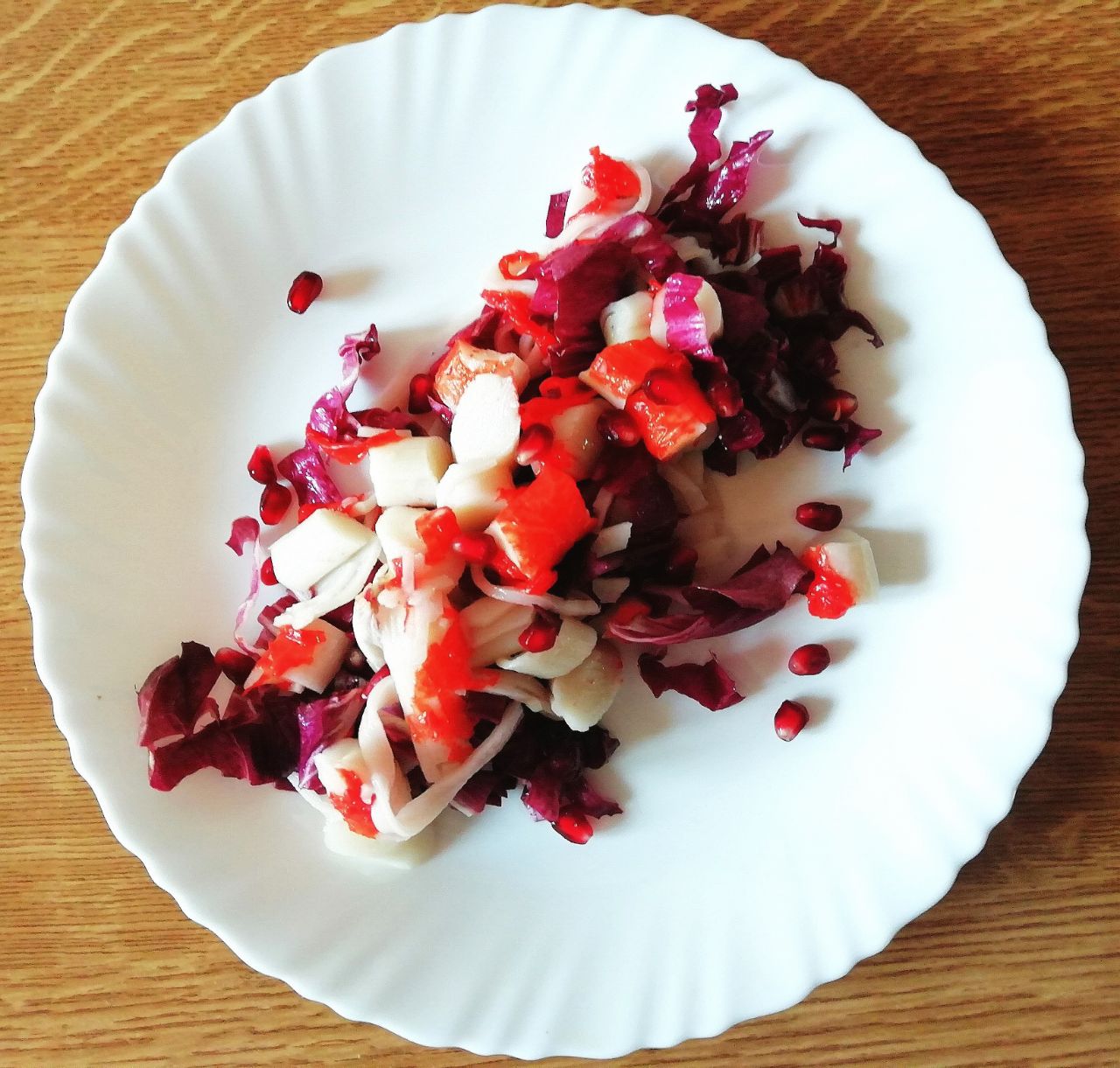 Antipasti a base di pesce: insalata di surimi, radicchio rosso e melograno!