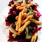 Primi piatti vegetariani senza glutine: pasta di ceci con funghi champignon e radicchio rosso!