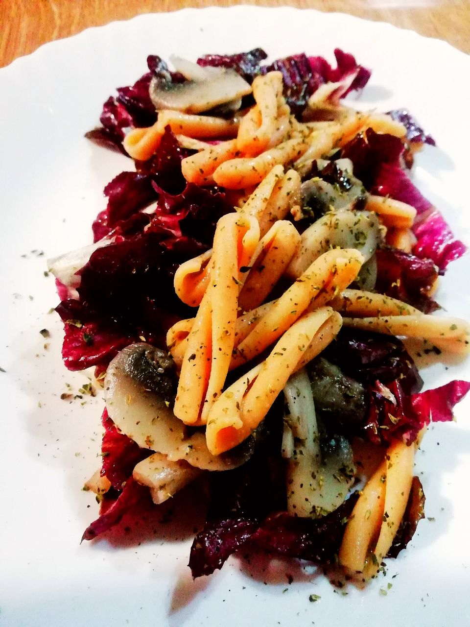 Primi piatti vegetariani senza glutine: pasta di ceci con funghi champignon e radicchio rosso!