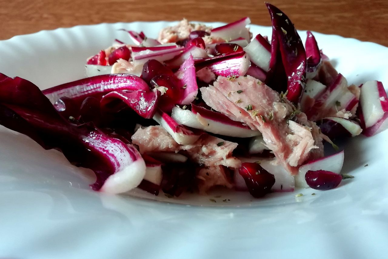 Piatti unici leggeri: insalata di radicchio rosso trevigiano con filetti di tonno e melograno!