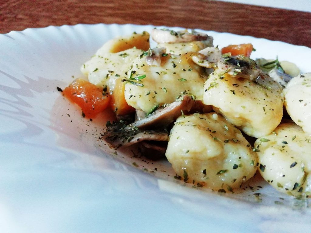 Primi piatti senza burro e senza formaggio: gnocchi di topinambur con zucca e funghi!
