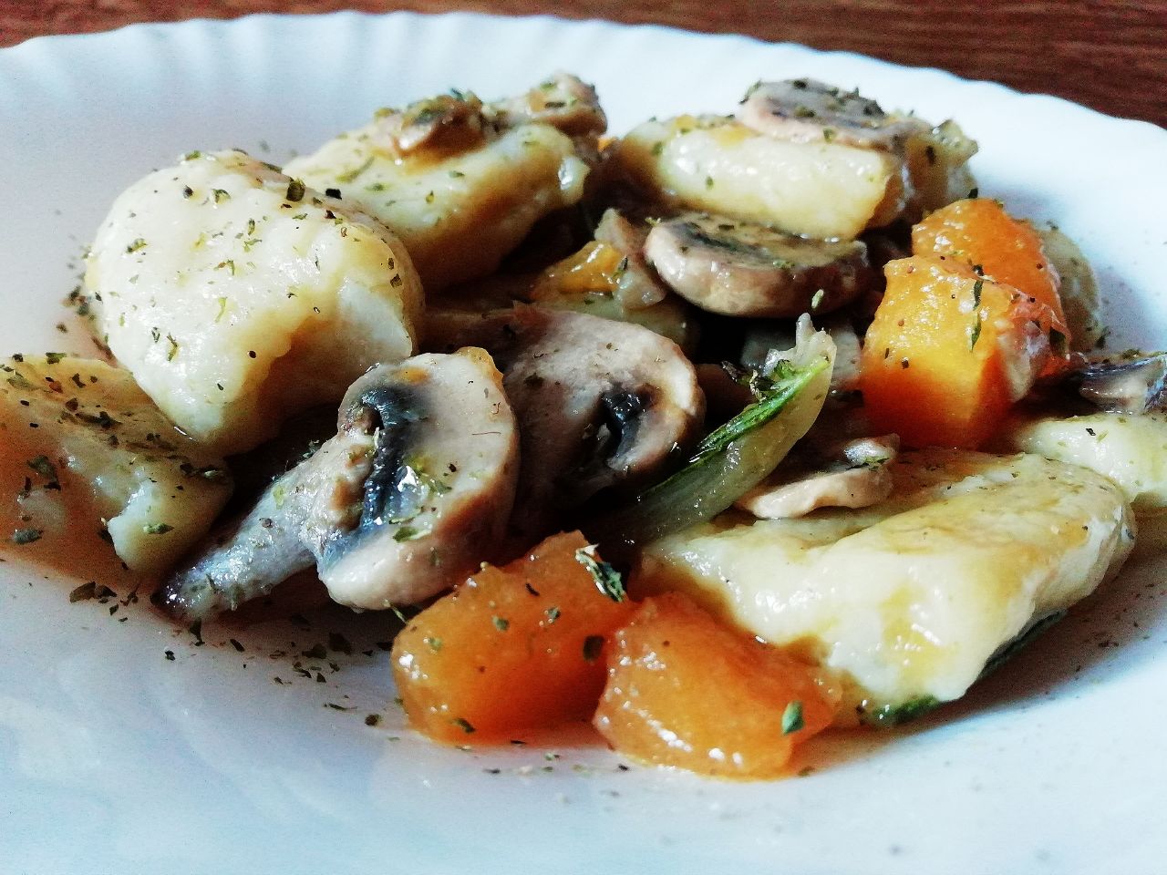 Primi piatti senza burro e senza formaggio: gnocchi di topinambur con zucca e funghi!