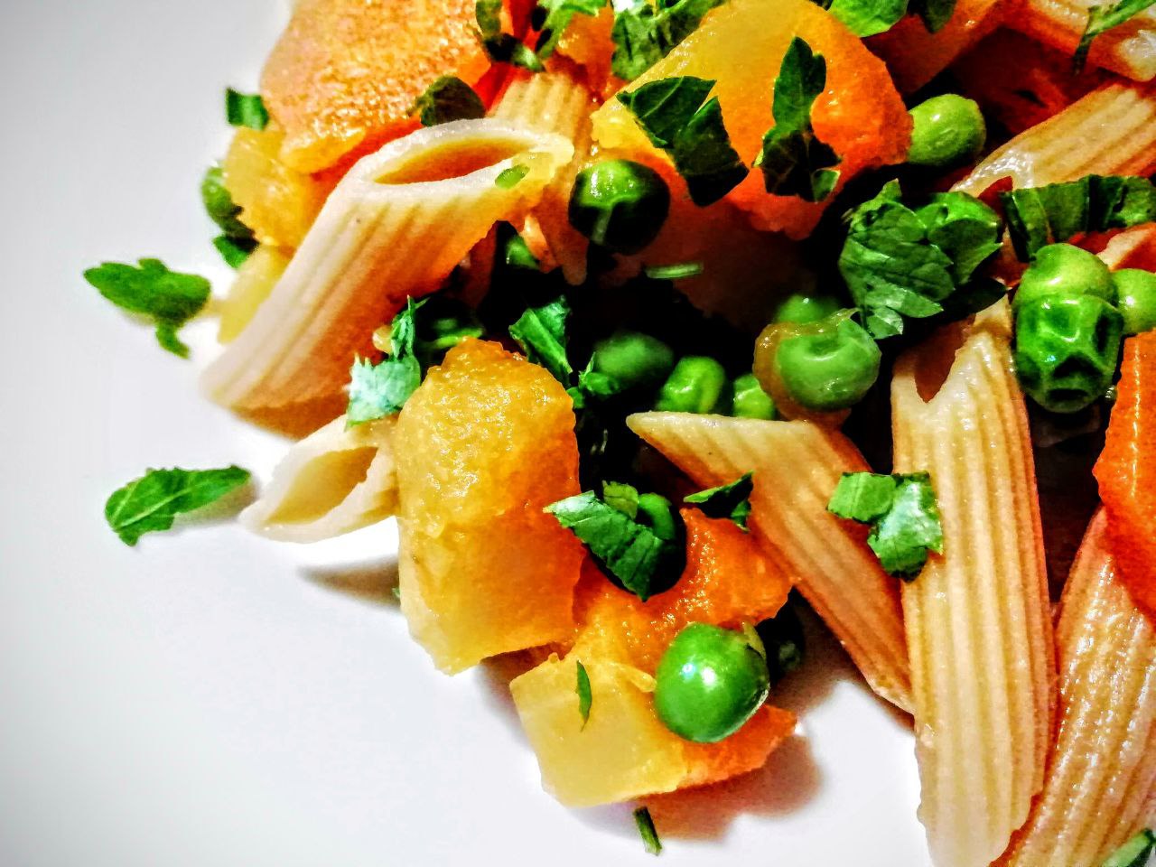 Primi piatti a base di verdure senza burro e senza formaggio pasta di lenticchie rosse con piselli zucca e carote!