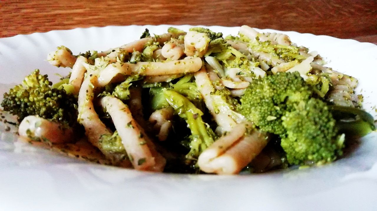 Primi piatti vegetariani senza burro e senza formaggio: maccheroncini integrali con broccoli!