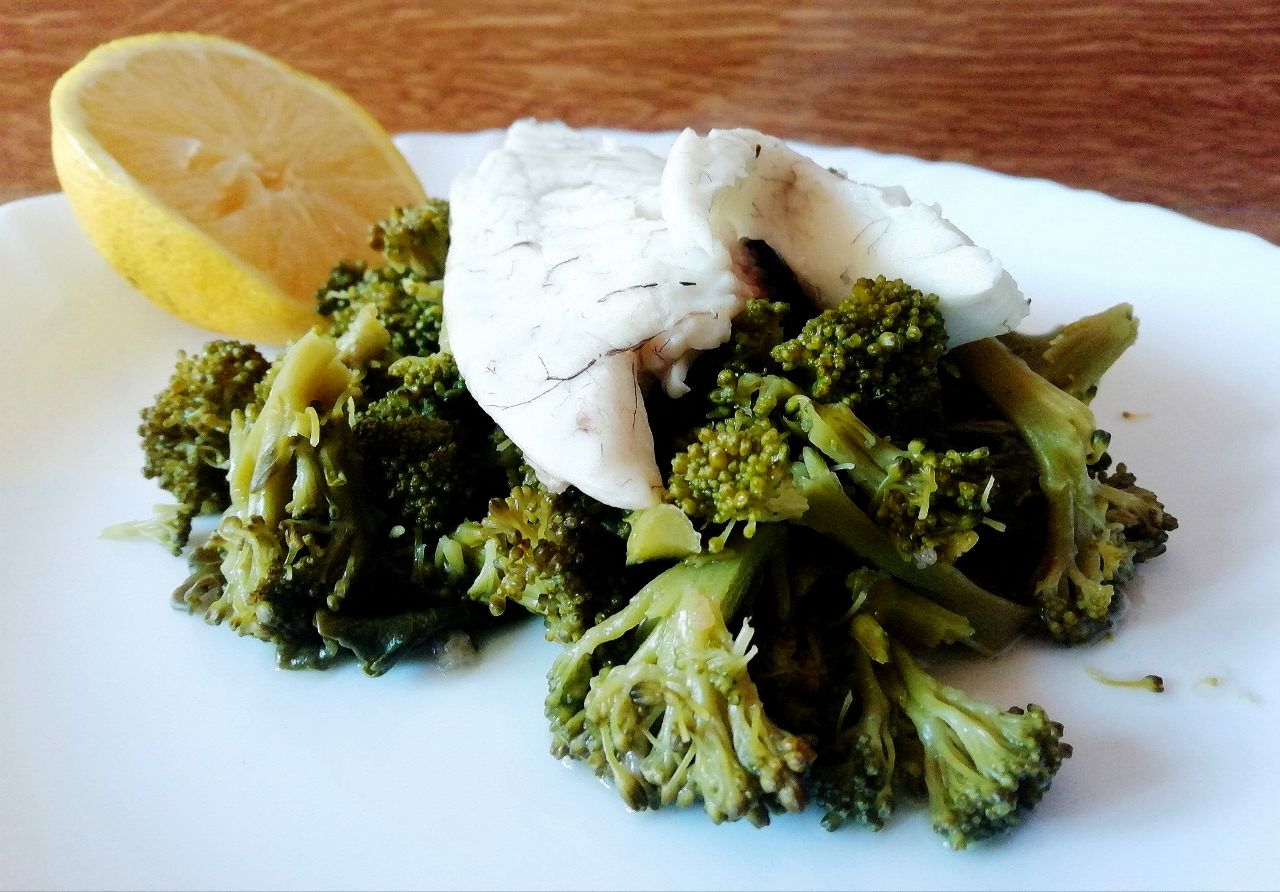 Secondi piatti a base di pesce: filetti di orata con insalata di broccoli al limone!