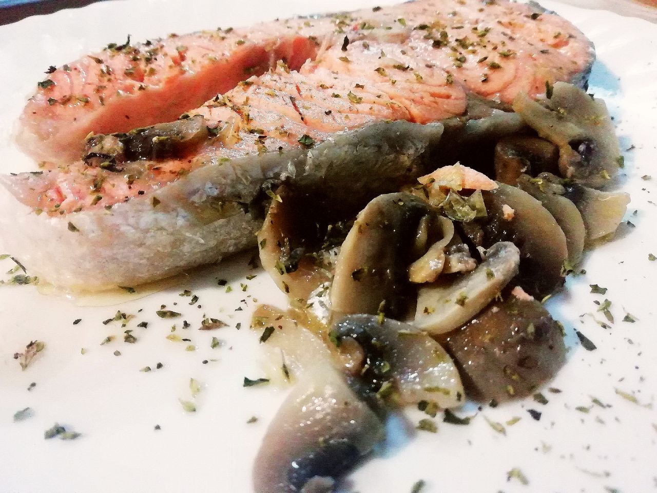 Secondi piatti a base di pesce: filetto di salmone ai funghi champignon!