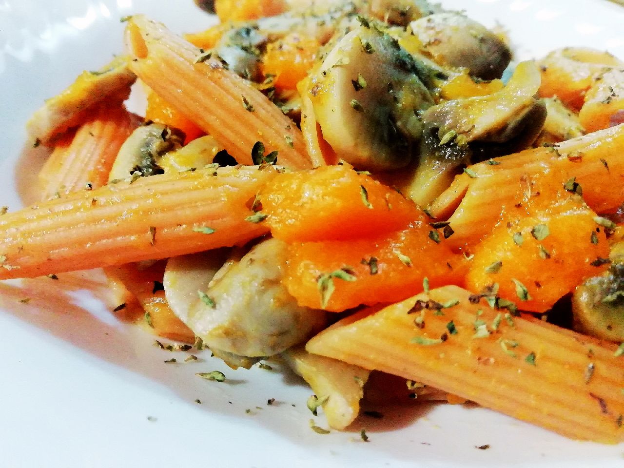 Primi piatti vegetariani: penne di lenticchie rosse con funghi e zucca!