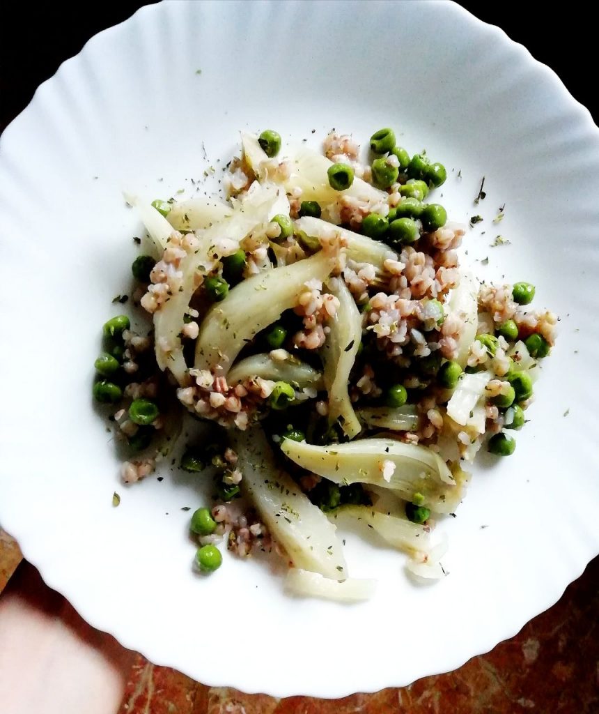 Primi piatti vegetariani senza burro e senza lattosio: grano saraceno con finocchi e piselli verdi!