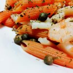 Primi piatti senza glutine: penne di lenticchie rosse con calamaro gamberetti e capperi!