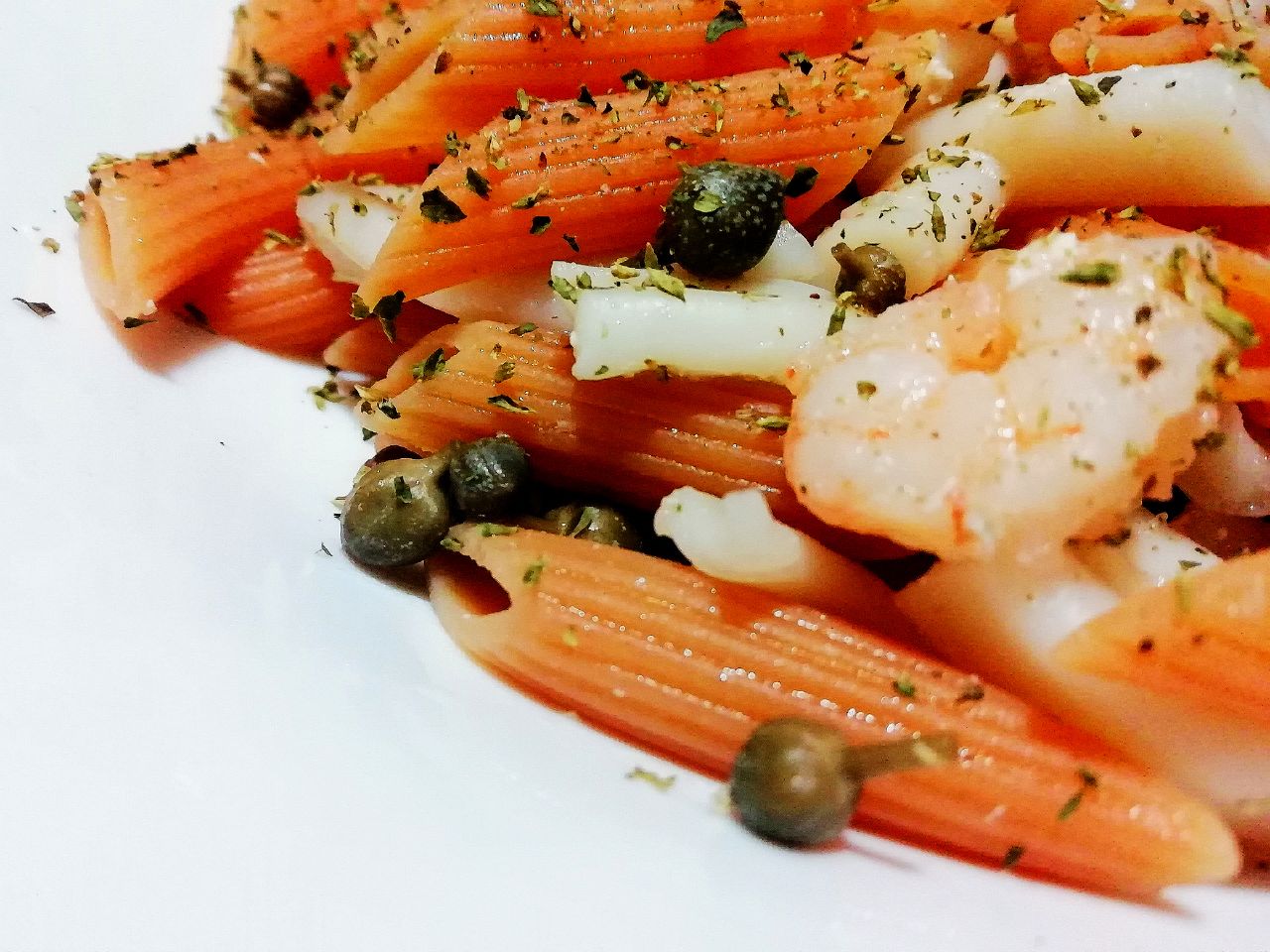 Primi piatti senza glutine: penne di lenticchie rosse con calamaro gamberetti e capperi!