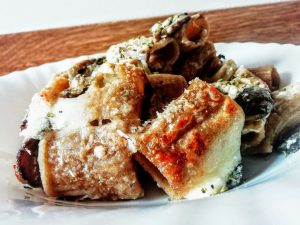 Primi piatti senza burro: mezze maniche integrali al forno con funghi e mozzarella!