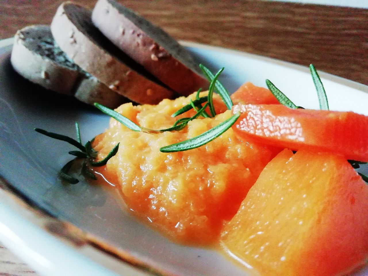 Ricette vegetariane semplici ed economiche: crema di zucca e carote al rosmarino!
