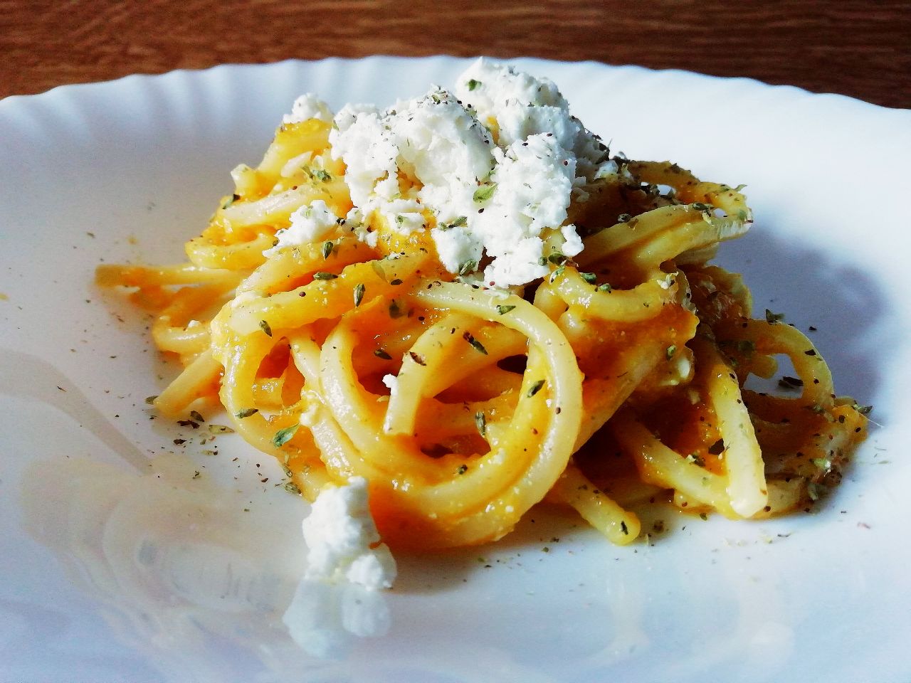 Primi piatti semplici ed economici senza burro e senza uova: spaghetti di Gragnano alla chitarra con crema di zucca e acciughe e feta greca!