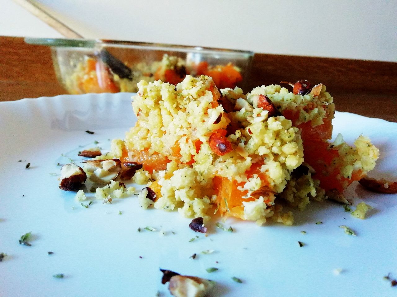 Ricette a base di verdure senza uova e senza burro: crumble di zucca al forno con mandorle e spezie!