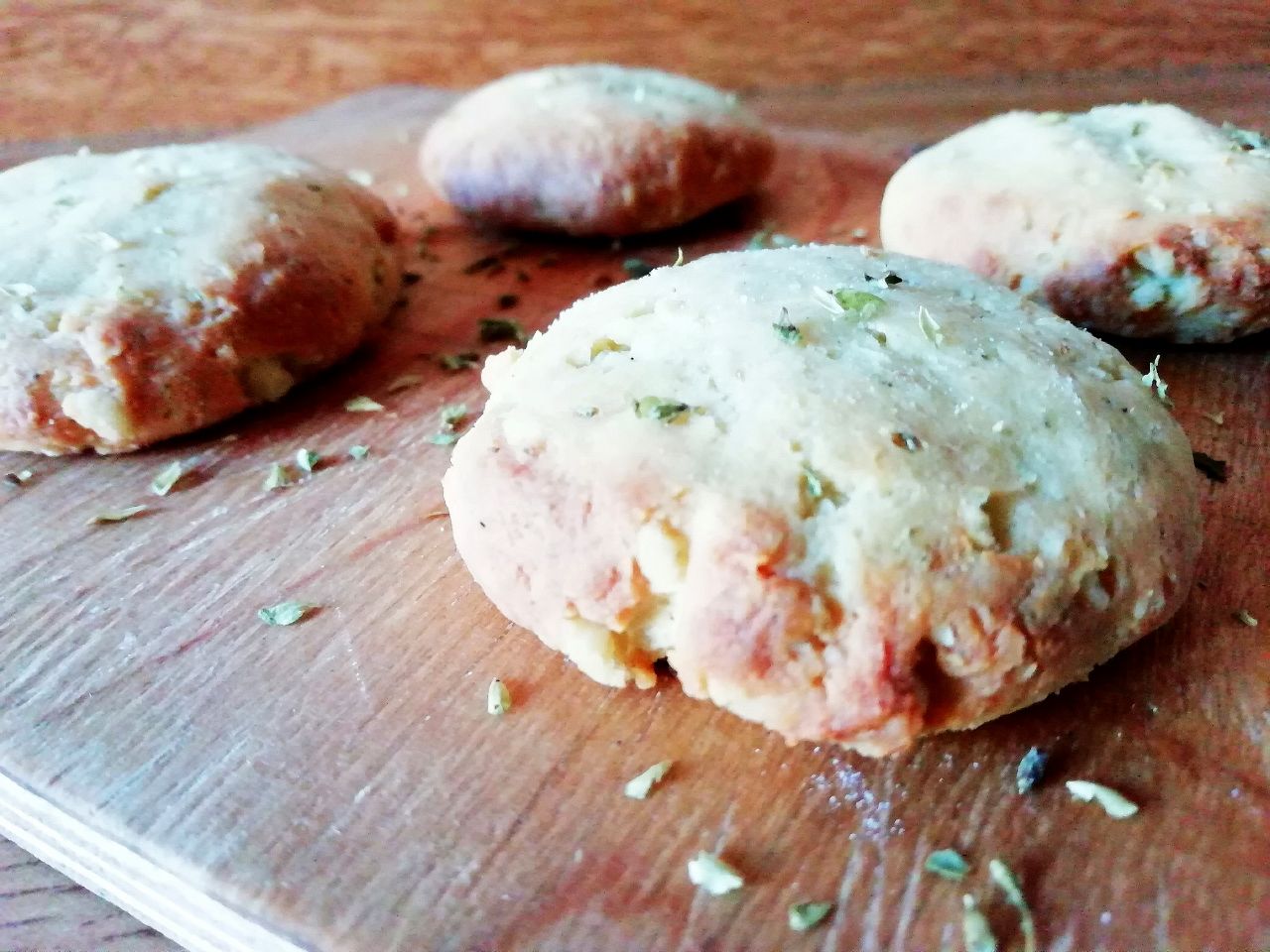 Finger food economici semplici e veloci senza uova e senza burro: biscotti salati con origano e formaggio spalmabile!