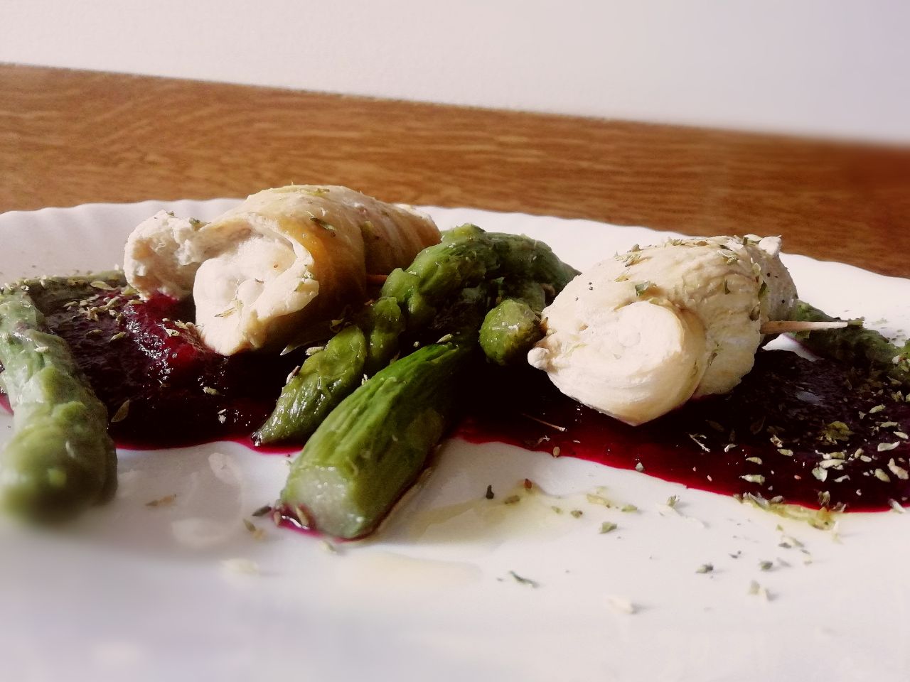 Secondi piatti a base di carne: pollo ruspante asparagi e mousse di rape rosse con olio extravergine di oliva!