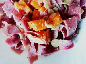 Primi piatti vegetariani senza uova e senza formaggio: pappardelle fresche alla barbabietola rossa con zucca e mandorle!