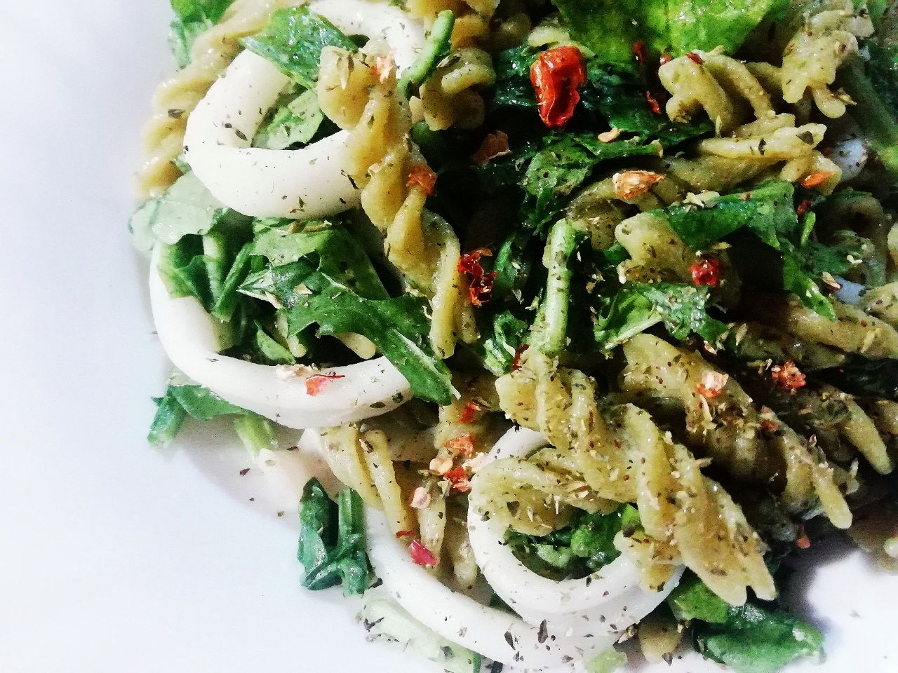 Primi piatti senza glutine: pasta di piselli verdi con rucola anelli di totano e peperoncino!