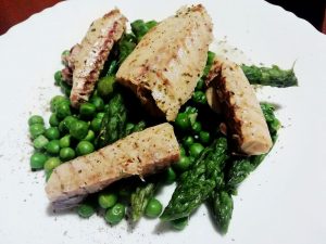 Piatti semplici e leggeri: insalata di asparagi piselli freschi e filetti di sgombro!
