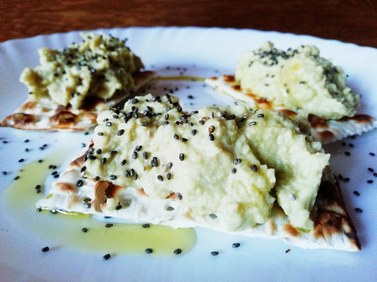 Antipasti semplici senza glutine e senza formaggio: hummus di piselli secchi decorticati e semi di chia!