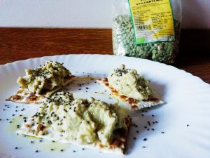 Antipasti semplici senza glutine e senza formaggio: hummus di piselli spezzati e semi di chia!