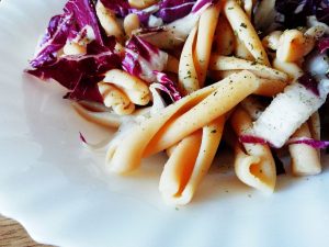 Primi piatti leggeri senza glutine: insalata di pasta di ceci con radicchio rosso olio evo e origano!