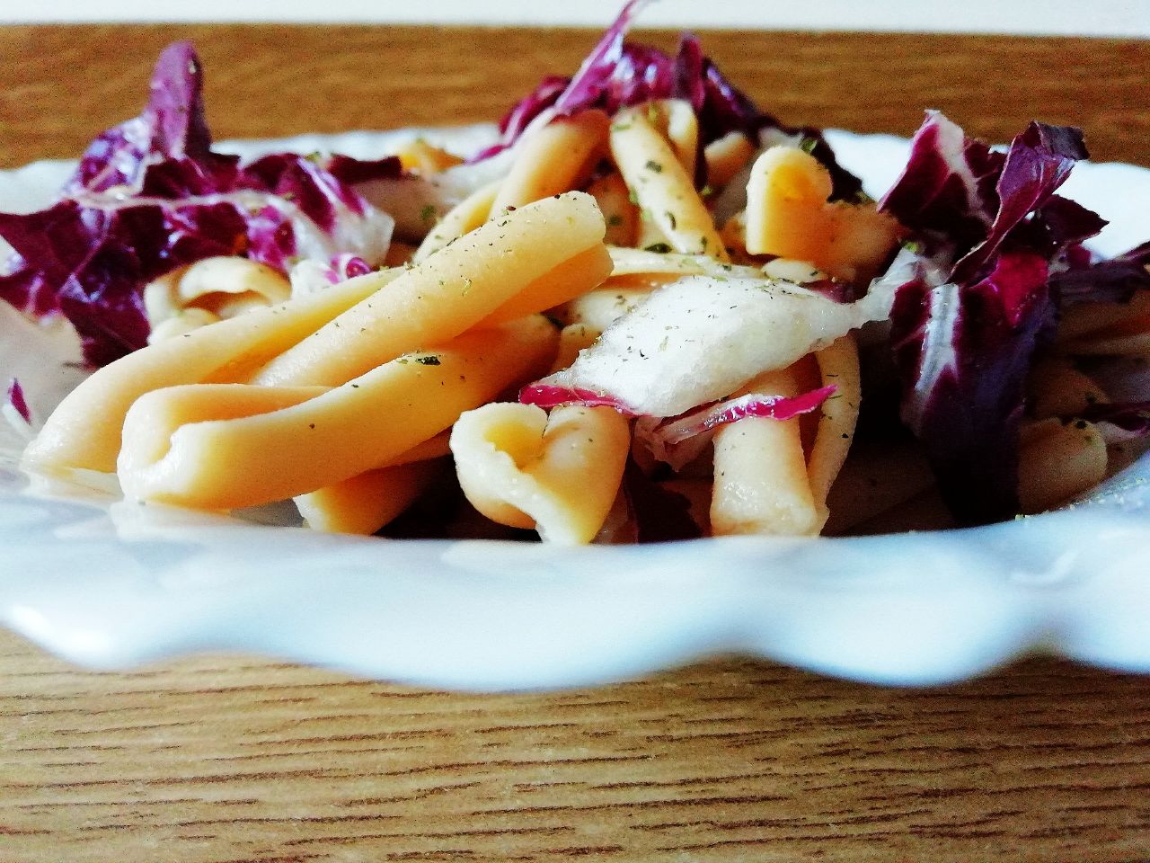 Primi piatti leggeri senza glutine: insalata di pasta di ceci con radicchio rosso olio evo e origano!