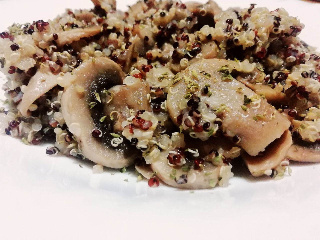 Primi piatti facili e leggeri senza glutine: quinoa bianca e rossa con funghi champignon!