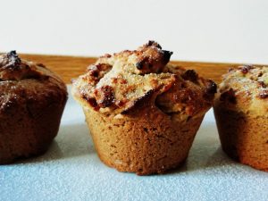 Dolci vegan senza uova e senza lattosio: muffin al burro di arachidi con zucchero di canna e farina di farro!
