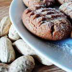 Dolci semplici e veloci senza glutine e senza lattosio: biscottini al burro di arachidi e zucchero di canna!