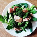 Piatti unici senza burro e senza lattosio: insalata di broccoli spinaci freschi e filetti di tonno!