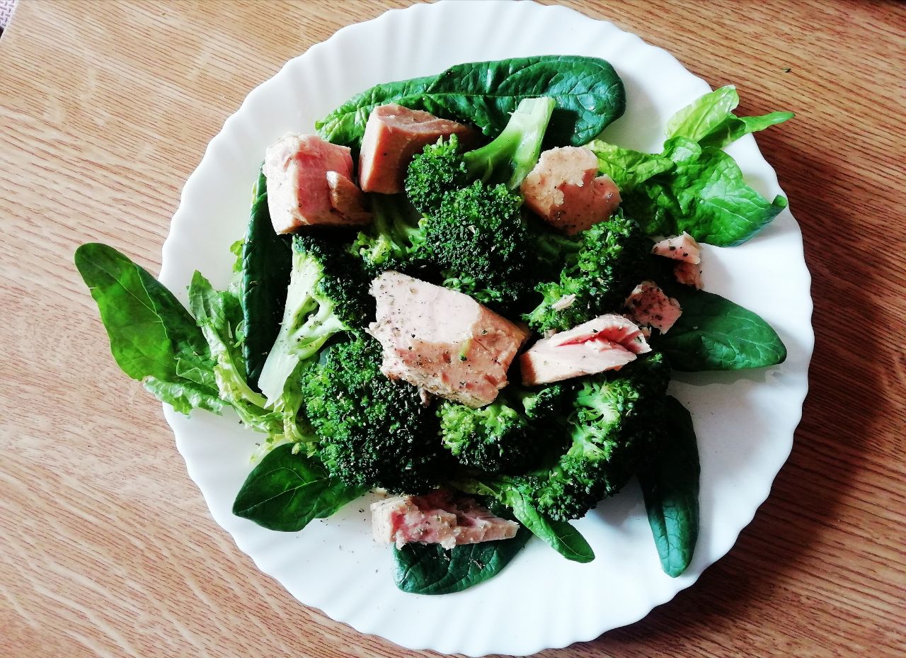 Piatti unici senza burro e senza lattosio: insalata di broccoli spinaci freschi e filetti di tonno!