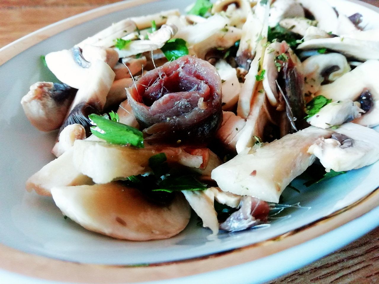 Antipasti economici senza burro e senza formaggio: carpaccio di funghi champignon con filetti di alici olio evo e prezzemolo!