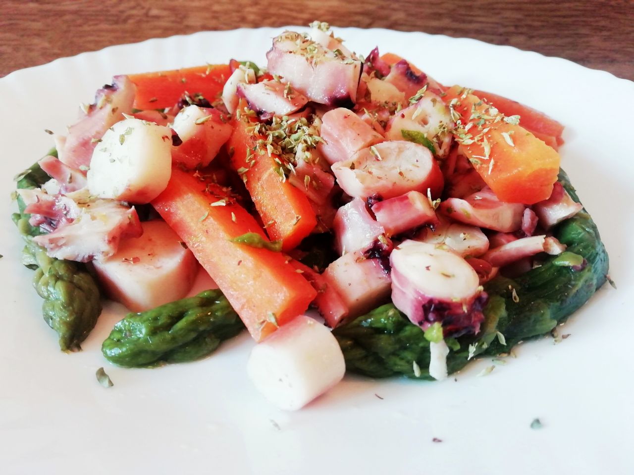 Secondi piatti leggeri a base di pesce: insalata di calamaro asparagi e carote!