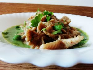 Primi piatti senza burro e senza formaggio: farfalle integrali con crema di tonno e pistacchi e vellutata di piselli verdi!