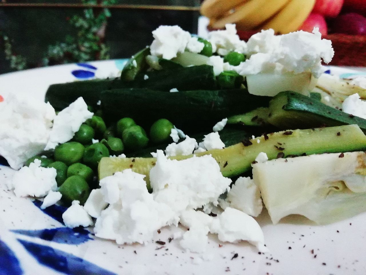 Ricette a base di verdure senza glutine e senza burro: insalata di finocchi piselli zucchine e feta greca!