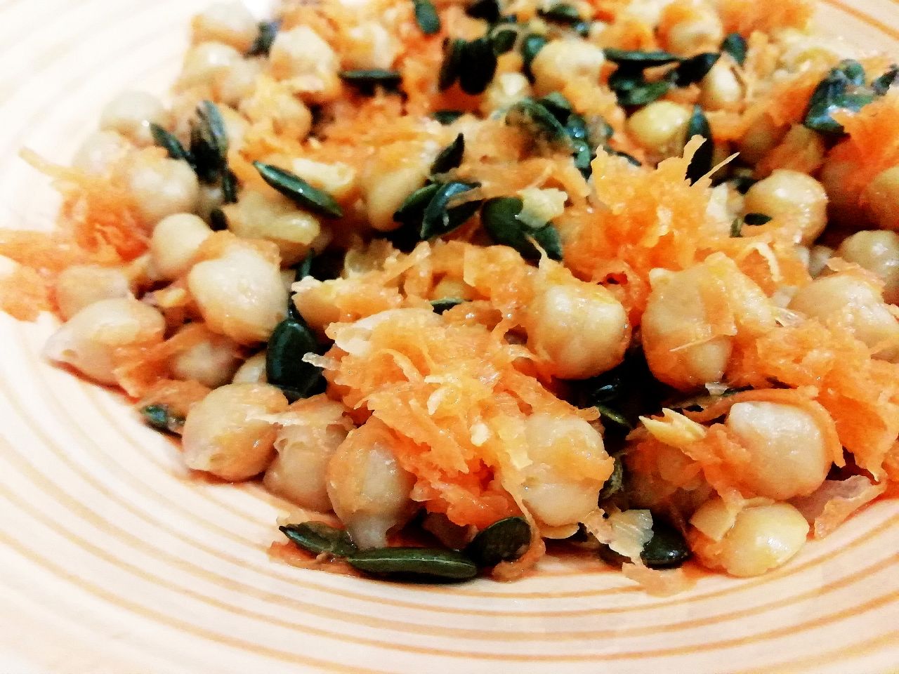 Ricette a base di legumi: insalata di ceci carote e semi di zucca con olio evo!