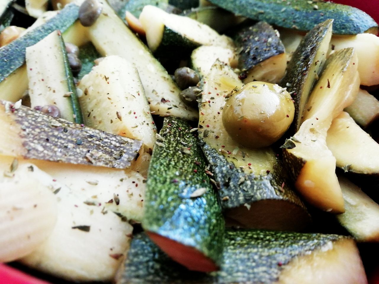Contorni leggeri senza burro: zucchine con capperi olive verdi e origano all'olio evo!