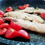 Secondi piatti a base di pesce: merluzzo in padella con pomodorini e vino rosè!