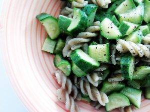Primi piatti leggeri senza glutine: pasta di fagioli verdi mung con zucchine e olio evo!
