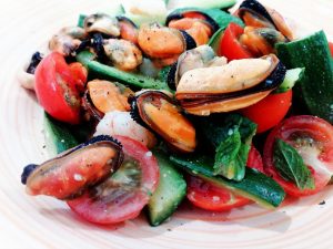 Ricette semplici a base di pesce: insalata tiepida di cozze zucchine e pomodorini!