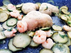 Primi piatti a base di pesce: ravioli fatti in casa senza uova ripieni di gamberetti e zucchine!
