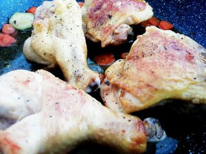 Secondi piatti a base di carne: pollo ruspante alla birra con carote e zucchine senza burro!
