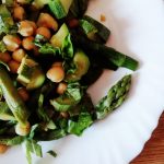 Piatti unici leggeri ed economici a base di legumi: insalata di asparagi zucchine e ceci con basilico fresco!