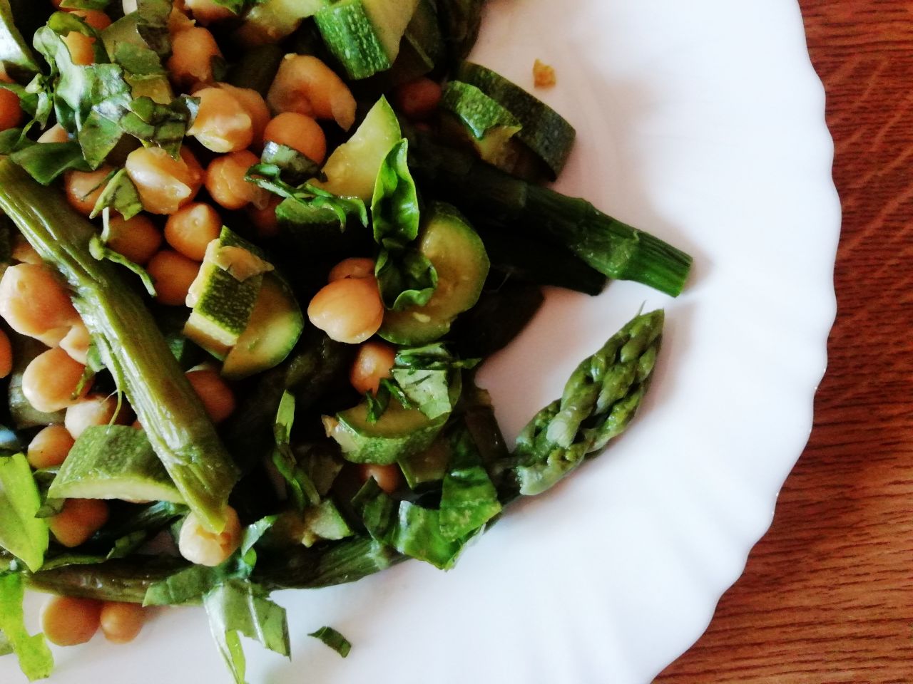 Piatti unici leggeri ed economici a base di legumi: insalata di asparagi zucchine e ceci con basilico fresco!