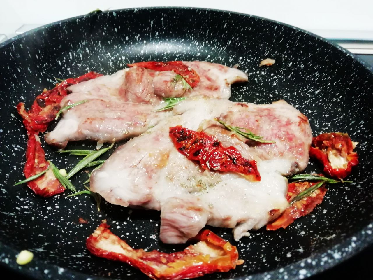 Secondi piatti a base di carne: capoccolo di maiale con pomodori secchi e rosmarino!
