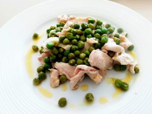 Secondi piatti leggeri a base di carne: straccetti di pollo al limone con piselli verdi e olio evo!
