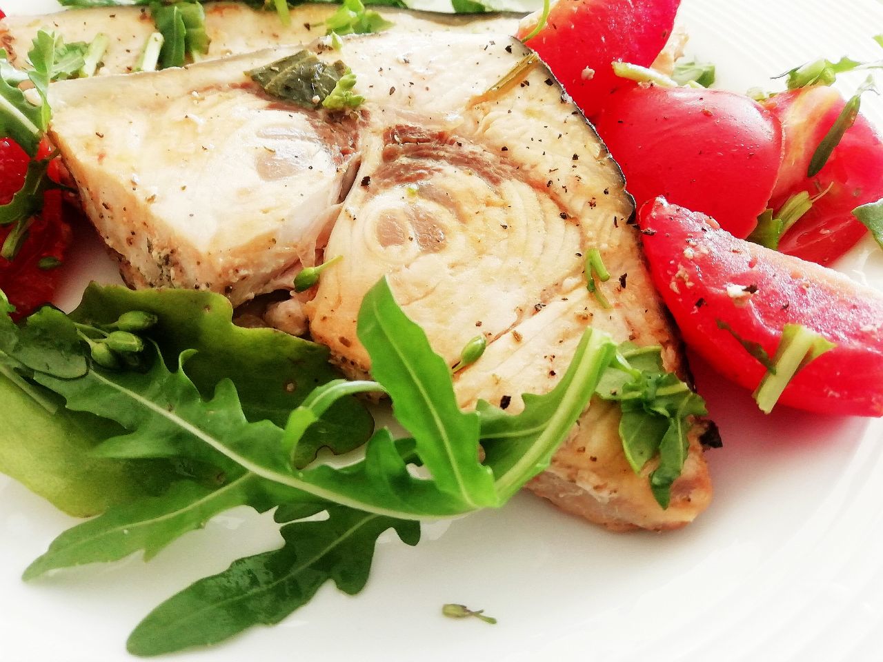 Secondi piatti leggeri a base di pesce: pesce spada in padella con pomodorini e rucola!